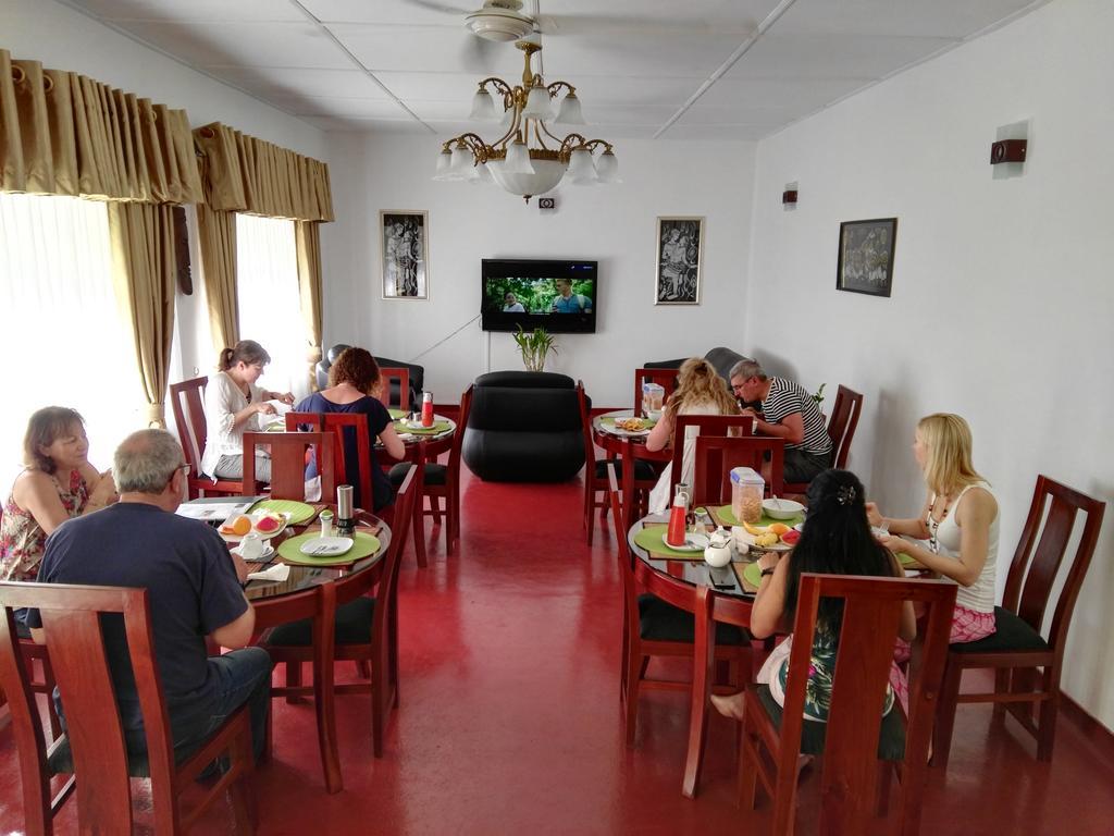 Anna Shanthi Villa Kandy Exteriör bild